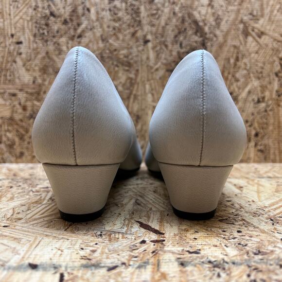 Soft Style Angel II H79652 Bone Smooth Upper Round Closed Toe Pumps 7.5 Shoes - Picture 3 of 11